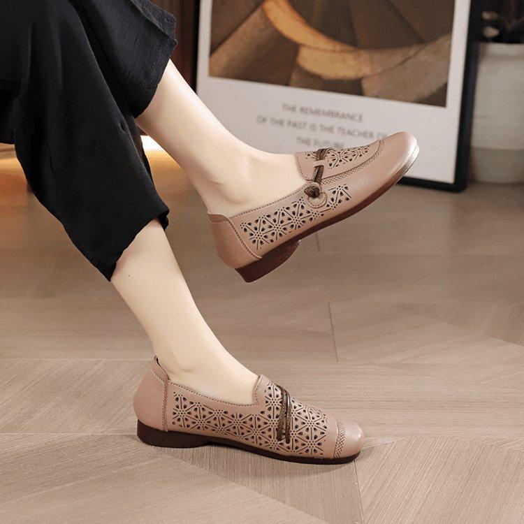 Hohle Lederschuhe 2025 neue Sommer-Mutter-Schuhe Sandalen bequeme weiche Sohle in den Schuhen für ältere Frauen flache Lochschuhe