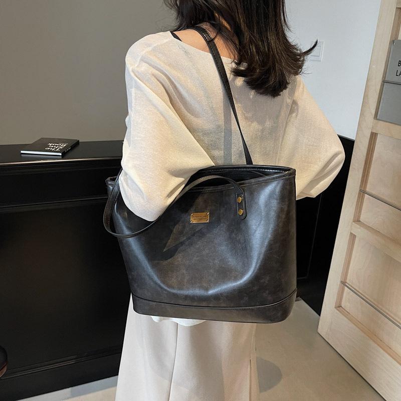 

В этом году популярная женская сумка 2025 новая осенне-зимняя сумка-ведро большой вместимости, наплечная сумка, универсальная сумка-мессенджер 39*13*28 чёрный