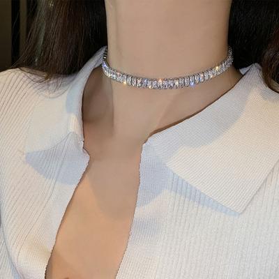Affascinante accessorio di lusso con colletto girocollo semplice