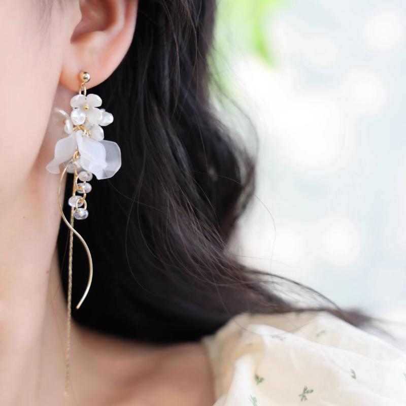 French Retro Premium Shell Flower Fringed Long Clip On Earrings Women's 2025 New Temperament Ear Clips Without Ear Piercings