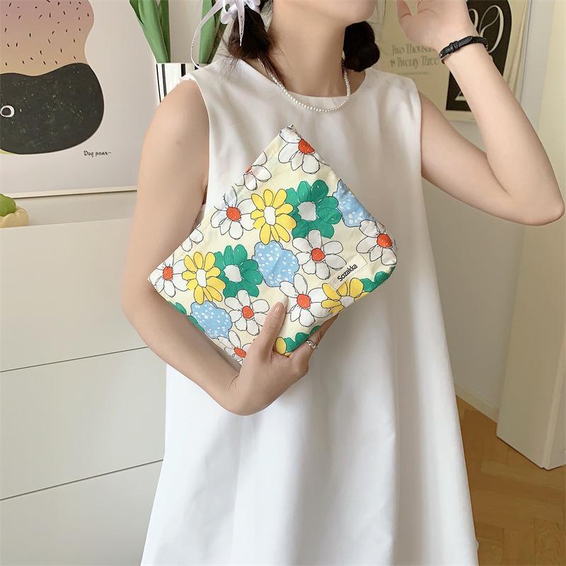 Charming Ladies Trendy Flower Pattern Cosmetic Pouch Portable Clutch Makeup Bag