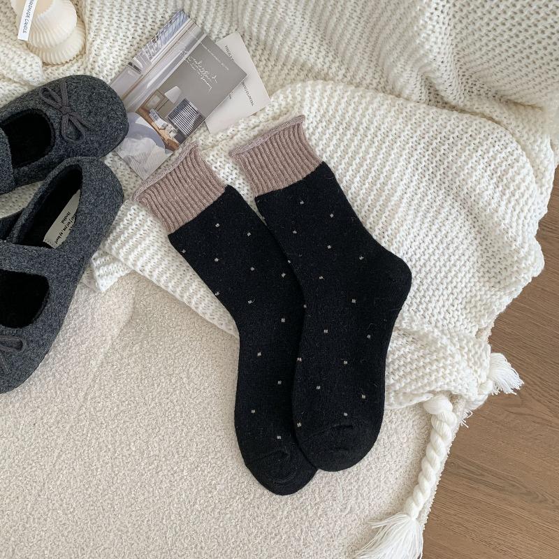 

Thick and Warm Wool Socks for Autumn and Winter, Retro Rolled Polka Dot Pile Socks, Versatile for Women 1 pair чёрный