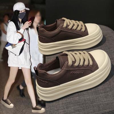 Première couche de cuir de vache chaussures de planche en cuir décontractées chaussures pour femmes automne et hiver nouvelles petites chaussures de sport décontractées à semelle épaisse rehaussantes