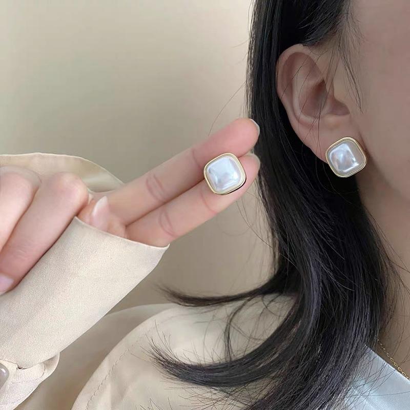 Simple pearl personalized stud earrings for women's early autumn new niche high-end temperament commuting exquisite earrings