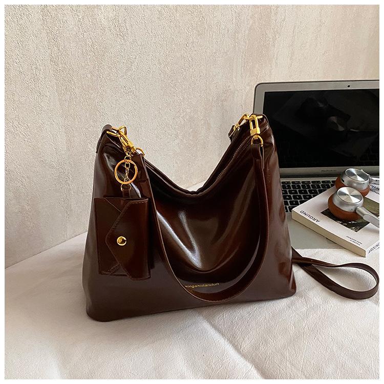 Niche bag women s commuter large-capacity women s messenger bag winter new retro armpit bag коричневый