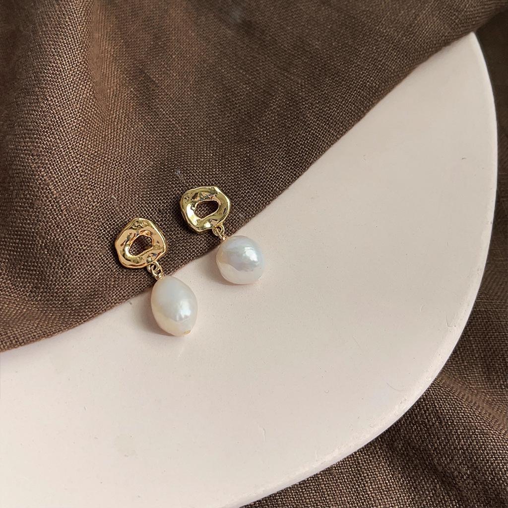 Ręcznie robione francuskie kolczyki z barokowych pereł w stylu retro: Eleganckie kolczyki sztyfty dla kobiet