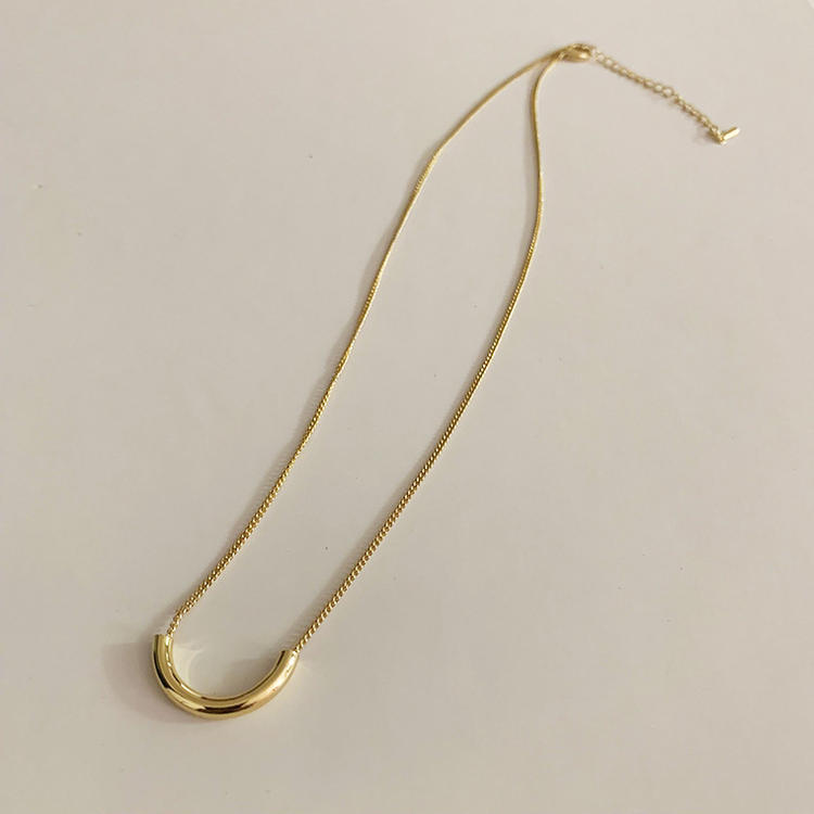 Korean Versatile Curved Smile Necklace Female Niche Cold Wind Stacked Collarbone Chain Titanium Steel Simple Accessories