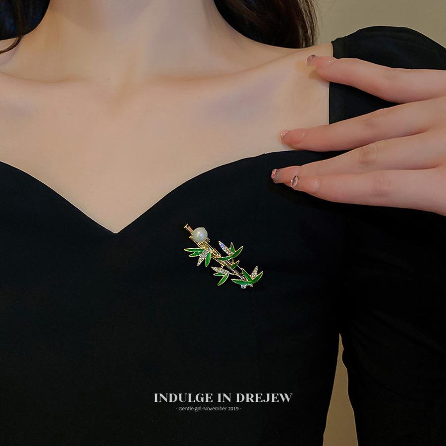 Elegant Cartoon Brooch: Women's High-End Cute Corsage Pin