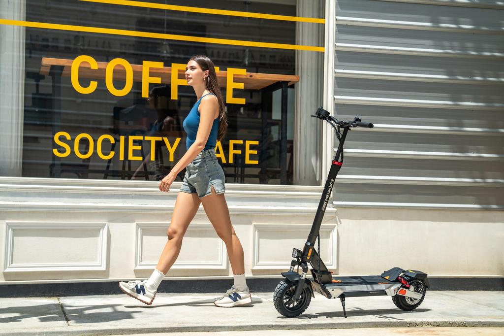 KuKirin M4 Max Elektroroller 800W Motor, 48V 18.2AH Batterie, 45 km/h Geschwindigkeit, 64 km Reichweite, 10-Zoll Reifen, IP54 E-Scooter