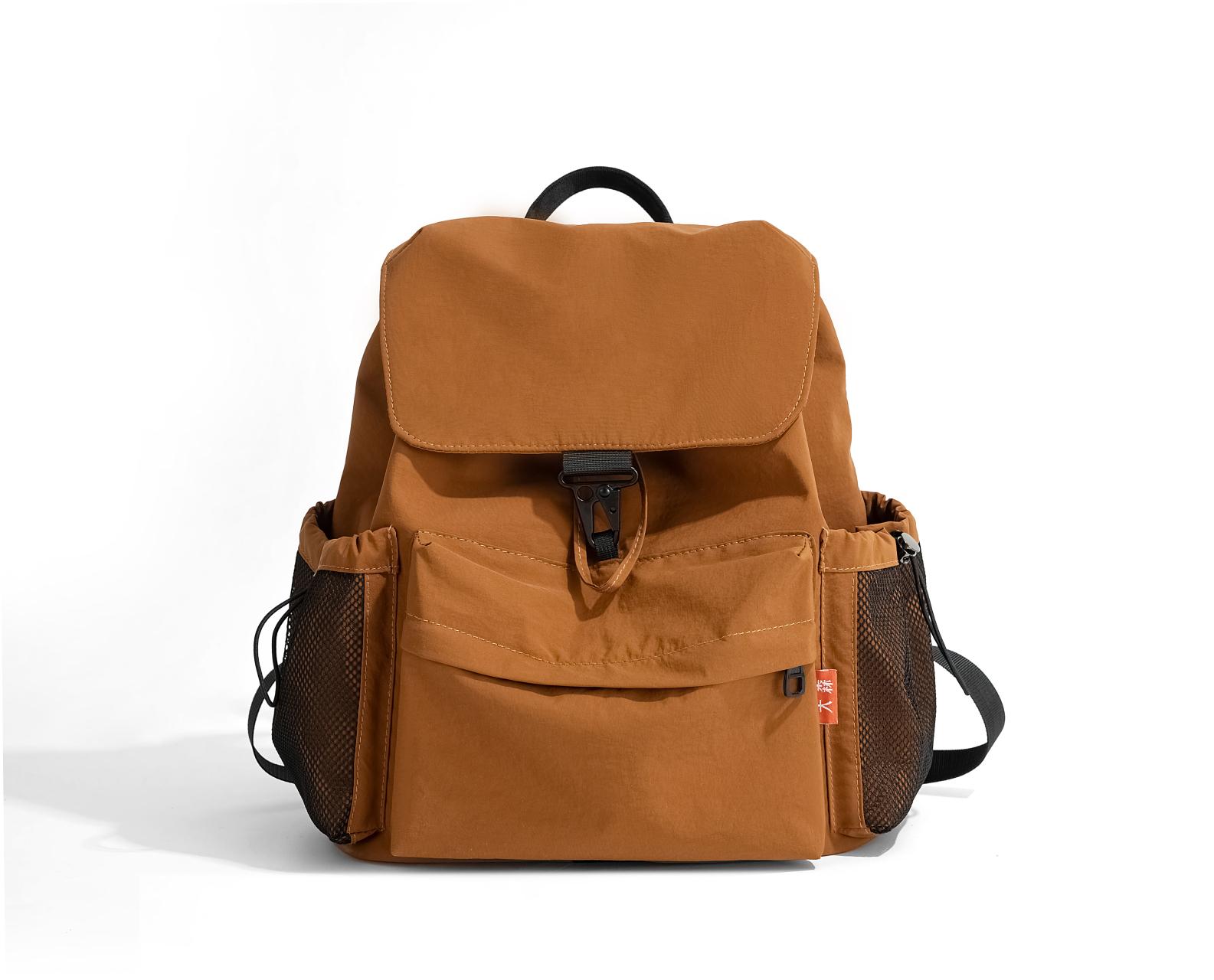 Double-strapped backpacks with large capacity. Suitable for travel, casual use and commuting. They have a niche and high-end fee marrone