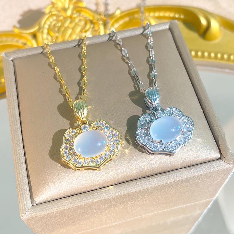 New Chinese Style Agate Imitation Peace Lock Necklace for Women – Micro-Set Diamond Clavicle Chain with a High-End Feel