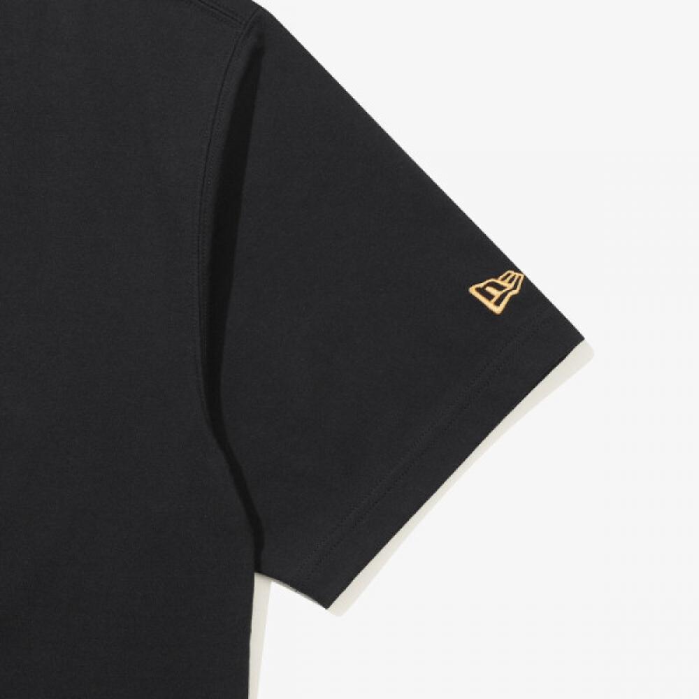 New Era VinTage PosTer T shirT Black mulTi