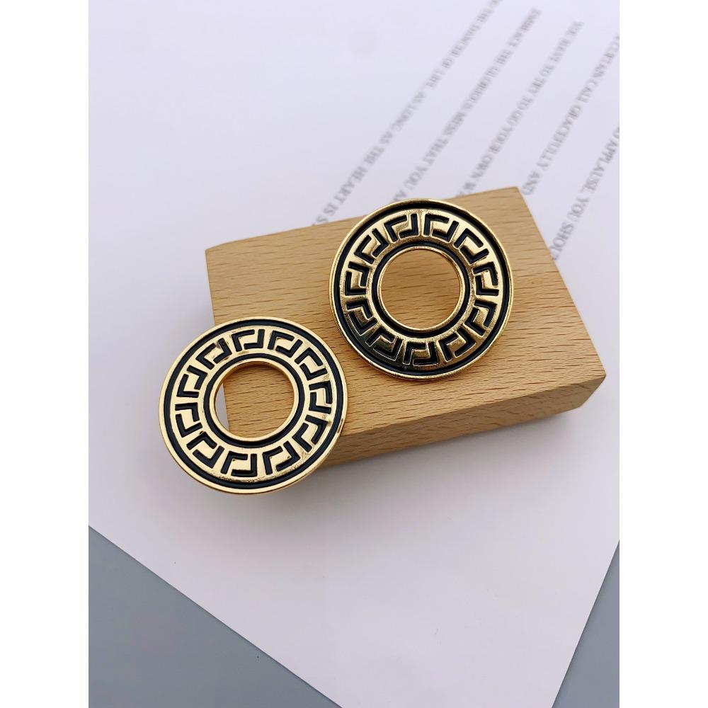 Übertriebene runde Hohlohrringe aus Legierung mit personalisierten Schnitzmustern. Ohrringe für Frauen