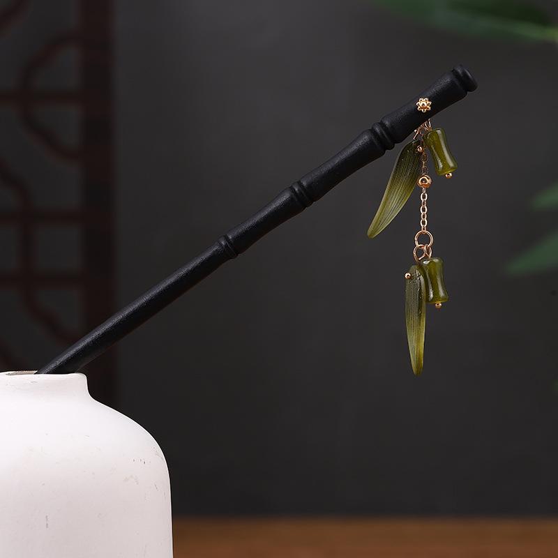 Vintage-Style Ebony Imitation Hairpin with Tassels and Wooden Step-Shaking Design for Hanfu and Ancient Costume Accessories