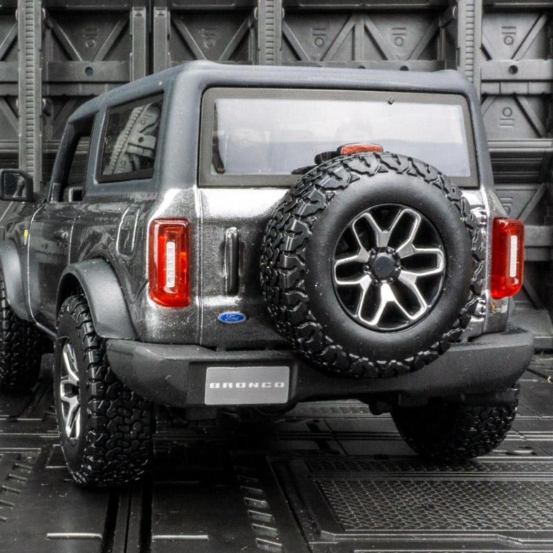 Maisto 1:24 Simulate the original Ford Bronco 2021 alloy off-road vehicle model, collect car ornaments, and open the doors