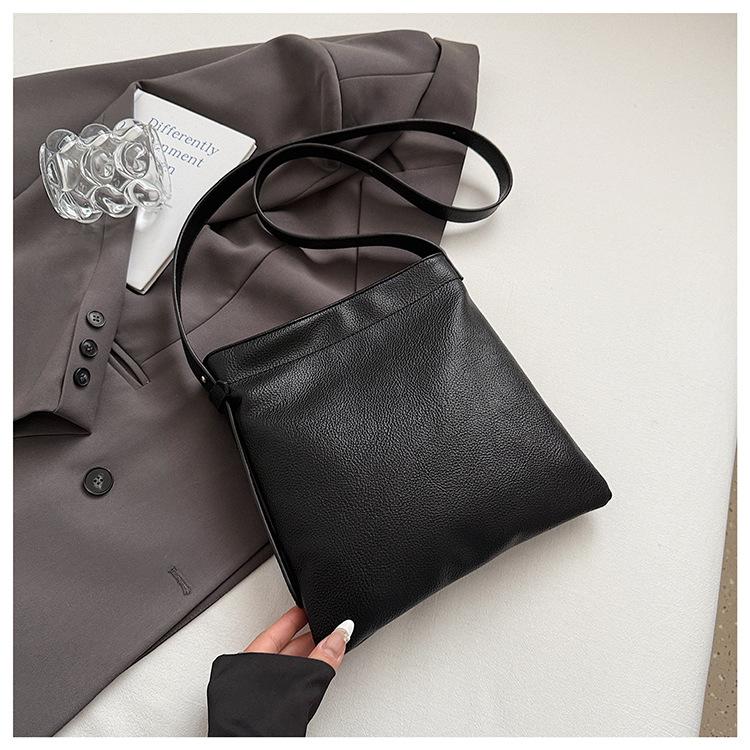 

High-end big bag women s summer new fashion shoulder underarm bag commuting large-capacity bucket bag