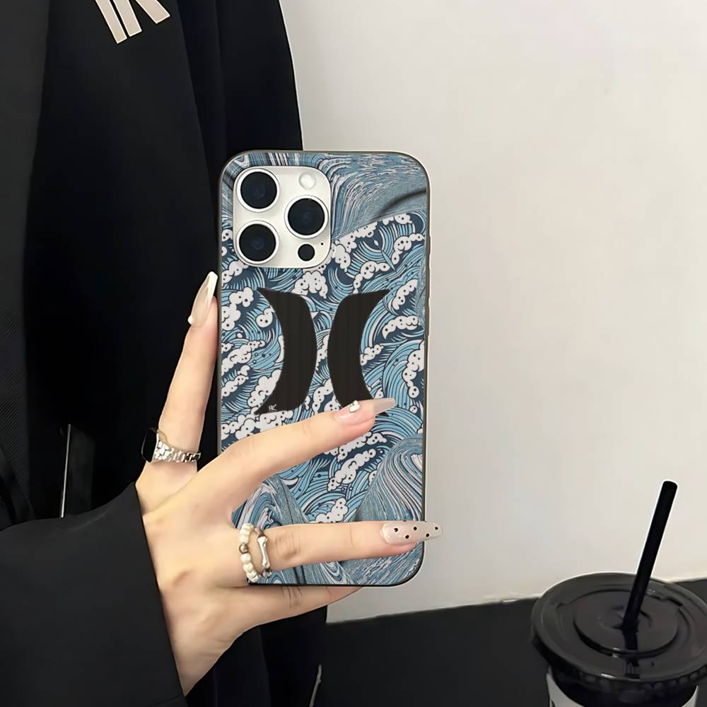 

Классический Известный Бренд Логотип H-HurleyS Для IPhone 16 15 14 13 12 11 17 Pro Max Plus Волна Гофрированный Чехол для Телефона Противоударная Крышка iPhone 15 plus