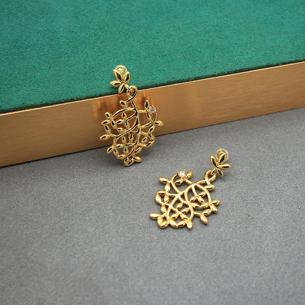 Luxurious Four-Leaf Clover Gold-Plated Copper C-Shaped Earrings