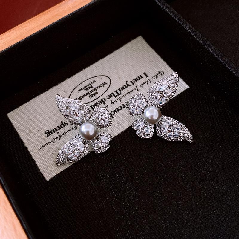 Echtgold-galvanisierte Silbernadel Zirkon Liebesohrringe Leichter Luxus High-End Ohrstecker Nischenohrringe Damen