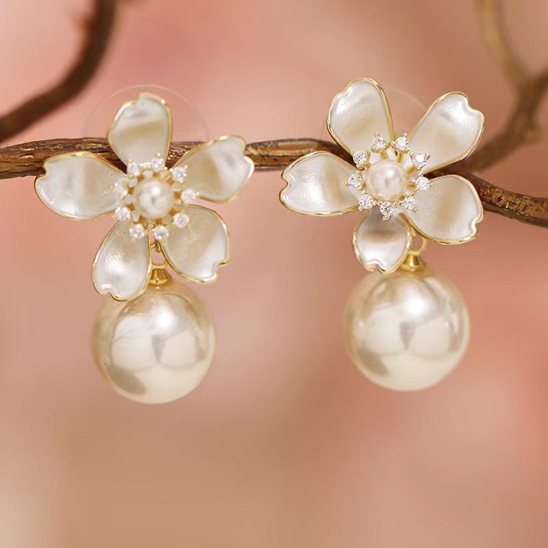 New Chinese retro style dripping oil flower earrings women's high-end temperament earrings personalized design petal pearl stud earrings