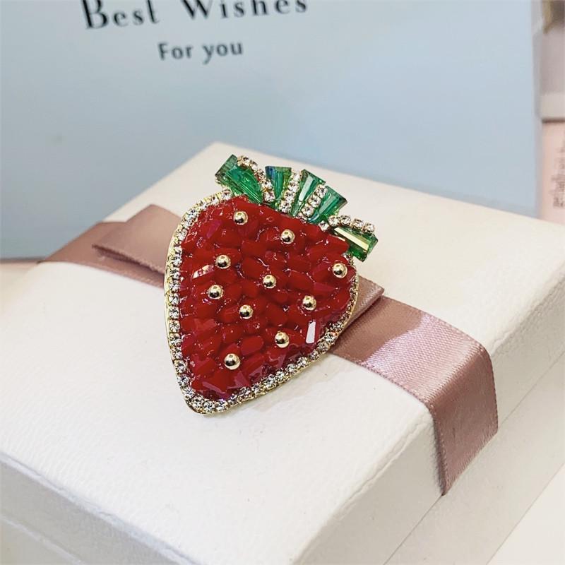 

Элегантная брошь ручной работы в виде клубники с кристаллами - универсальная праздничная красная булавка для женщин
