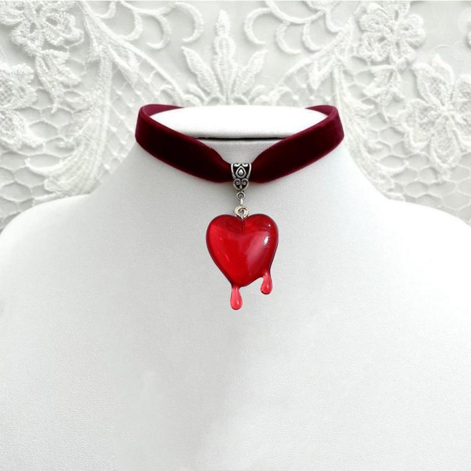 Goth Creative Acrylic Heart-shaped Blood Dripping Pendant Temperament Velvet Necklace for Women Men Halloween Party Jewelry Gift