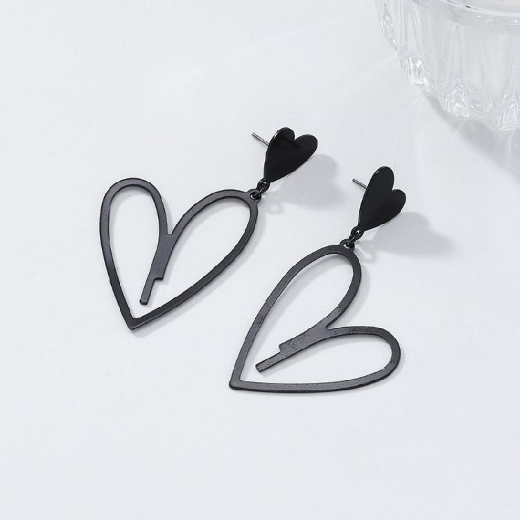 Modern Black Heart Pendant Earrings Vintage Modern Jewelry Lightweight Alloy Earwear Accessory for Fashion Enthusiasts