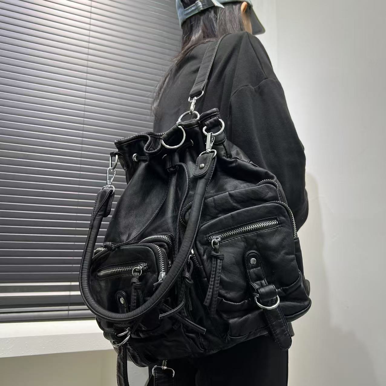 

Fashionable and Personalized Spicy Girl Multi Pocket Backpack with Large Capacity and Multifunctional Distressed Single Shoulder Diagonal Cross Bag чорний