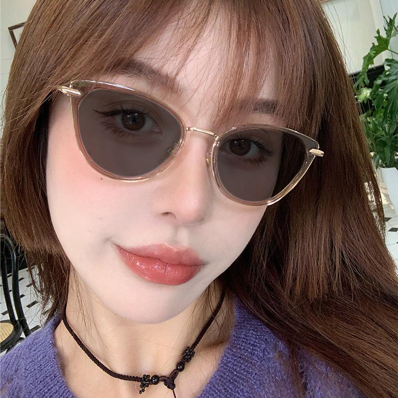 Retro Ultra Light Cat Eye Frame Photochromic Myopia Glasses High-end Color Changing Glasses Anti Blue Light Near Sight Glasses