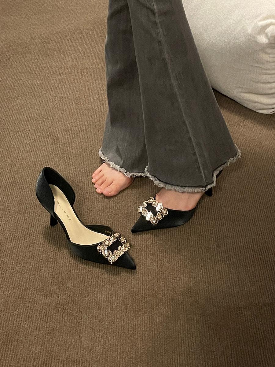 

Pointed high heels women s thin heels autumn 2025 new square buckle large rhinestone French hollow single shoes 39 чёрный