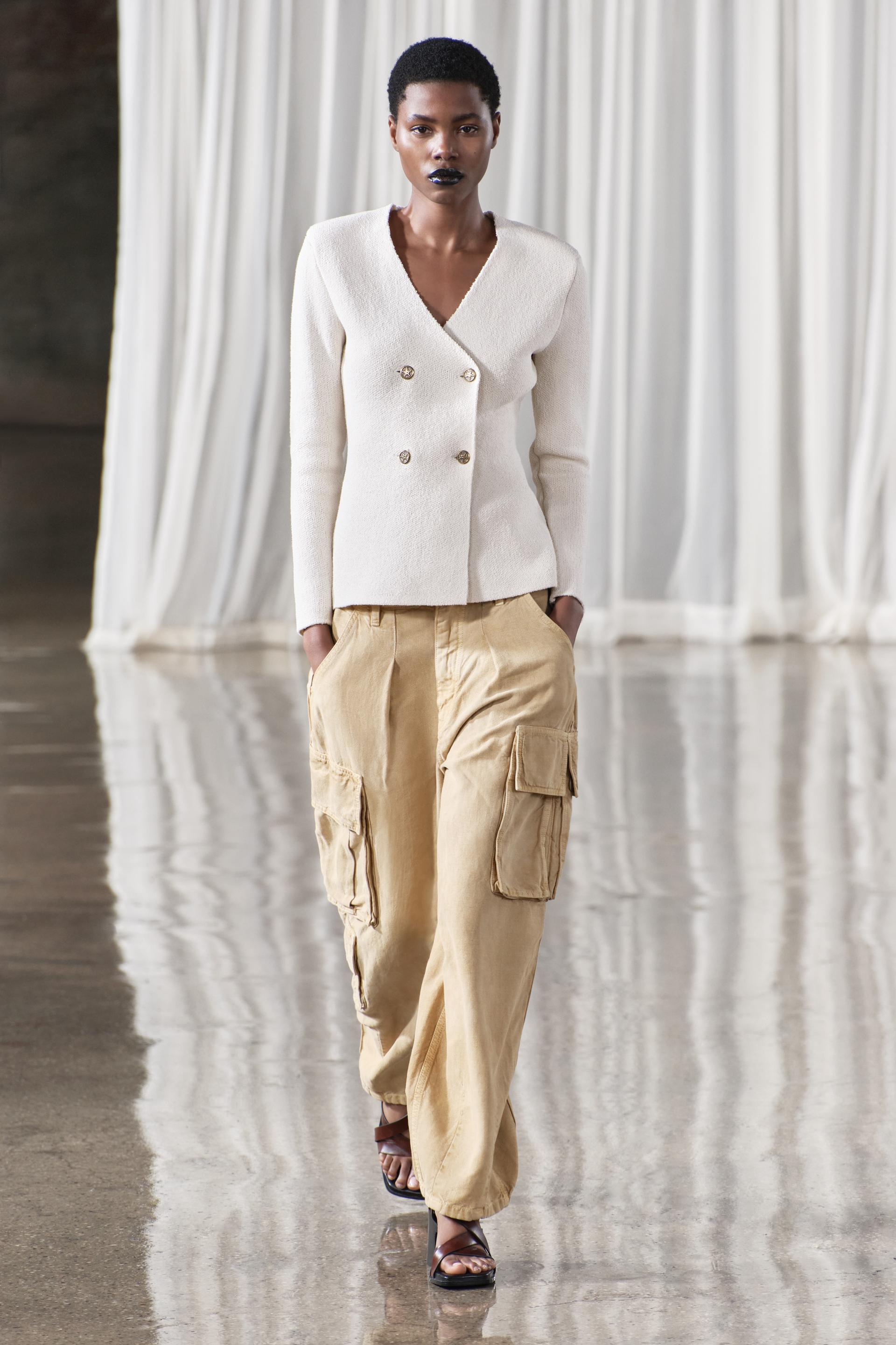 

АСИММЕТРИЧНЫЙ ТРИКОТАЖНЫЙ ТОП С ПУГОВИЦАМИ