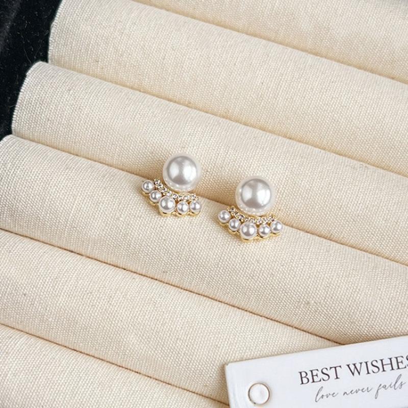 Simple design exquisite small pearl stud earrings female, French retro temperament high-end earrings fairy earrings