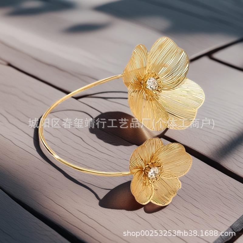 Gold hollow butterfly flower bracelet, atmospheric diamond bracelet, hot-selling