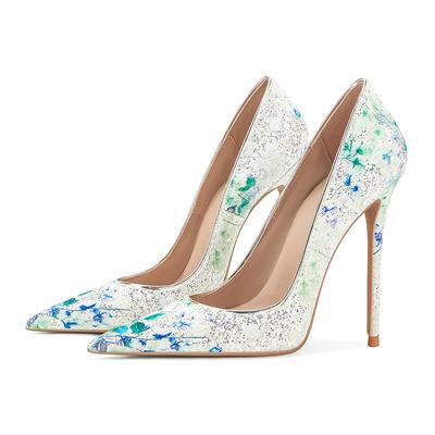 Lo stilista sta promuovendo nuove scarpe alla moda con tacco alto e paillettes stampate di fascia alta e scarpe da banchetto con tacco sottile a punta.