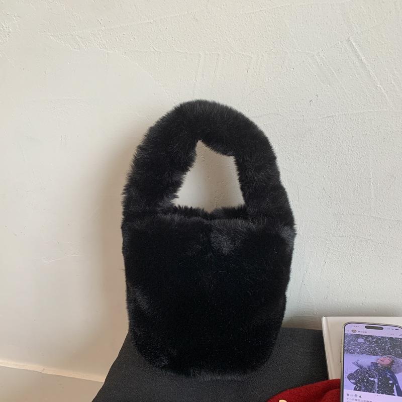 

2025 осень новая нишевая модная сумка-ведро плюшевая милая портативная сумка с высокой ценностью в иностранном стиле простая сумка чёрный