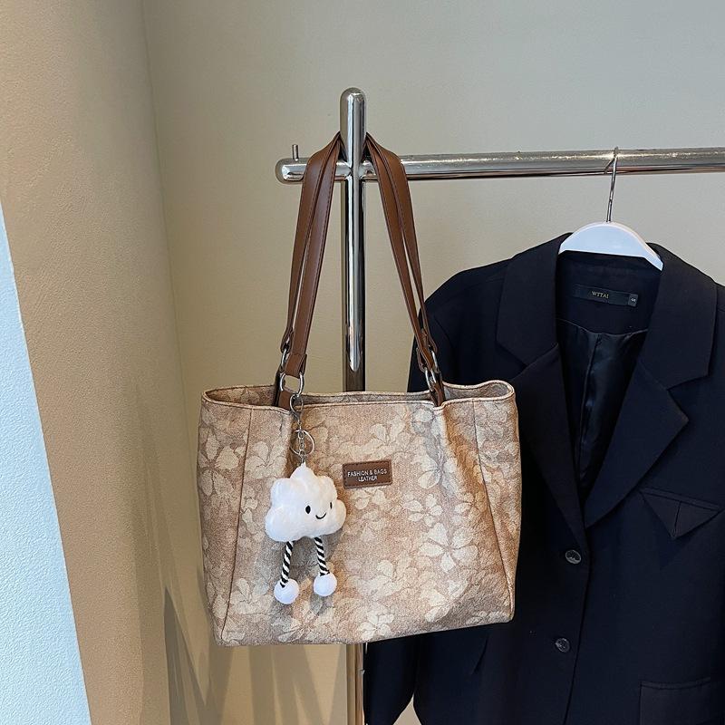 

Korean version of student class bag women s 2025 summer new simple and fashionable shoulder bag large-capacity commuter tote bag хаки