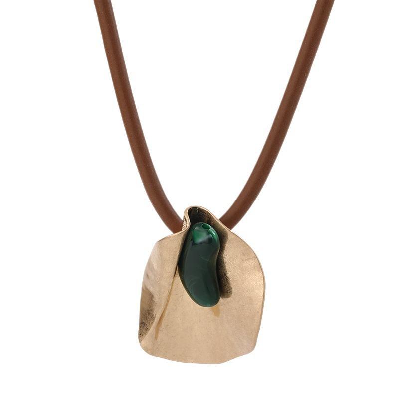 European and American Style Gold-plated Resin Pendant, Leather Rope Necklace, Female Retro Personalized Collarbone Chain, Simple and High-end Jewelry
