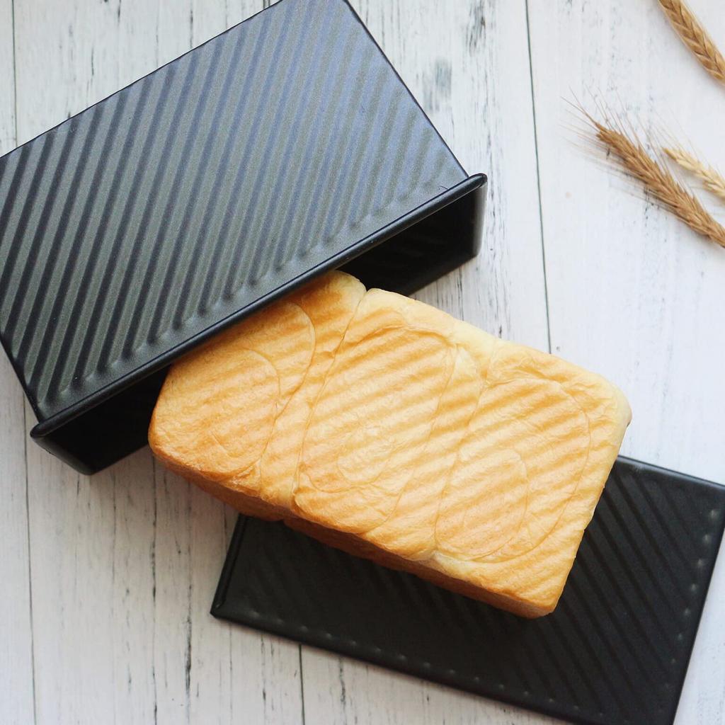 CHEFMADE Bread Pan with Lid, Ripple Shape, Bakeware, Non-Stick Bread Case, 21.1*12.1*11.1cm