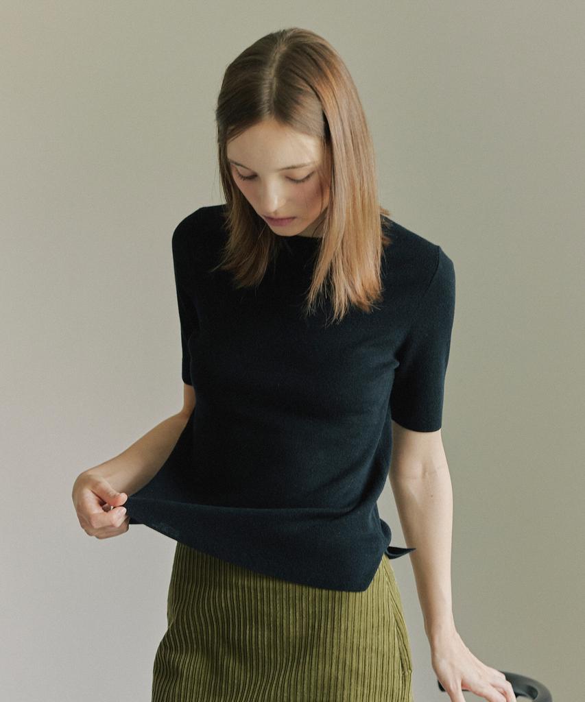 JE NE SAIS QUOI Slit Knit Half-Sleeve Cashmere Knit_ Black