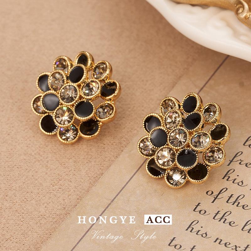 

Elegant Retro Camellia Diamond Earrings with Rotating Flower Design 18K