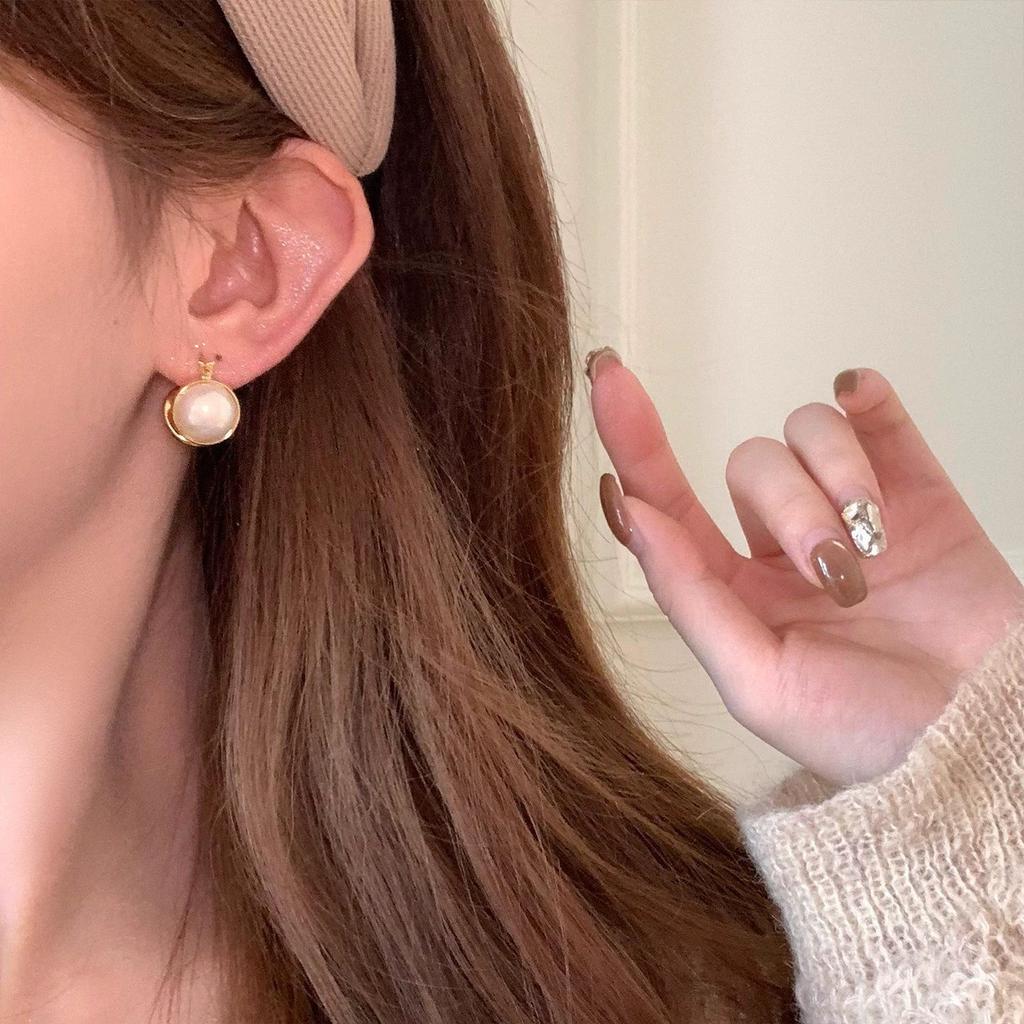 Retro leopard print pearl double-sided earrings for women's light luxury temperament high-end studs, fashionable, unique and beautiful earrings.