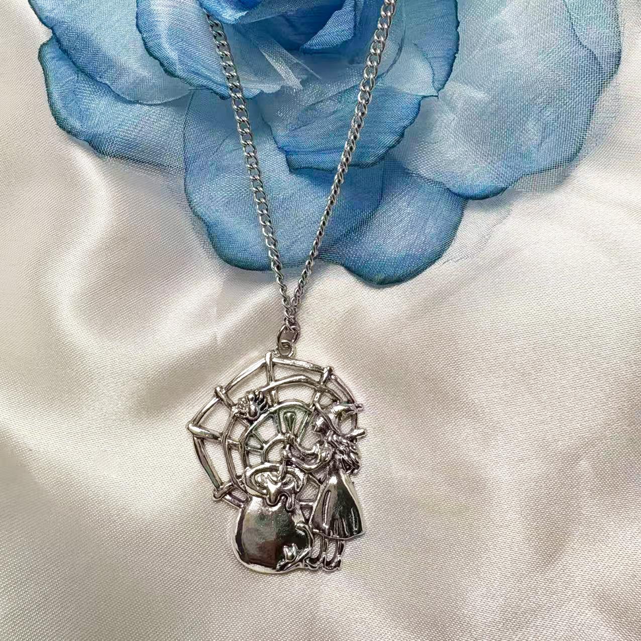 

New Halloween Funny Spider Witch Spider Web Zinc Alloy Pendant Necklace Niche Design срібло сірий колір