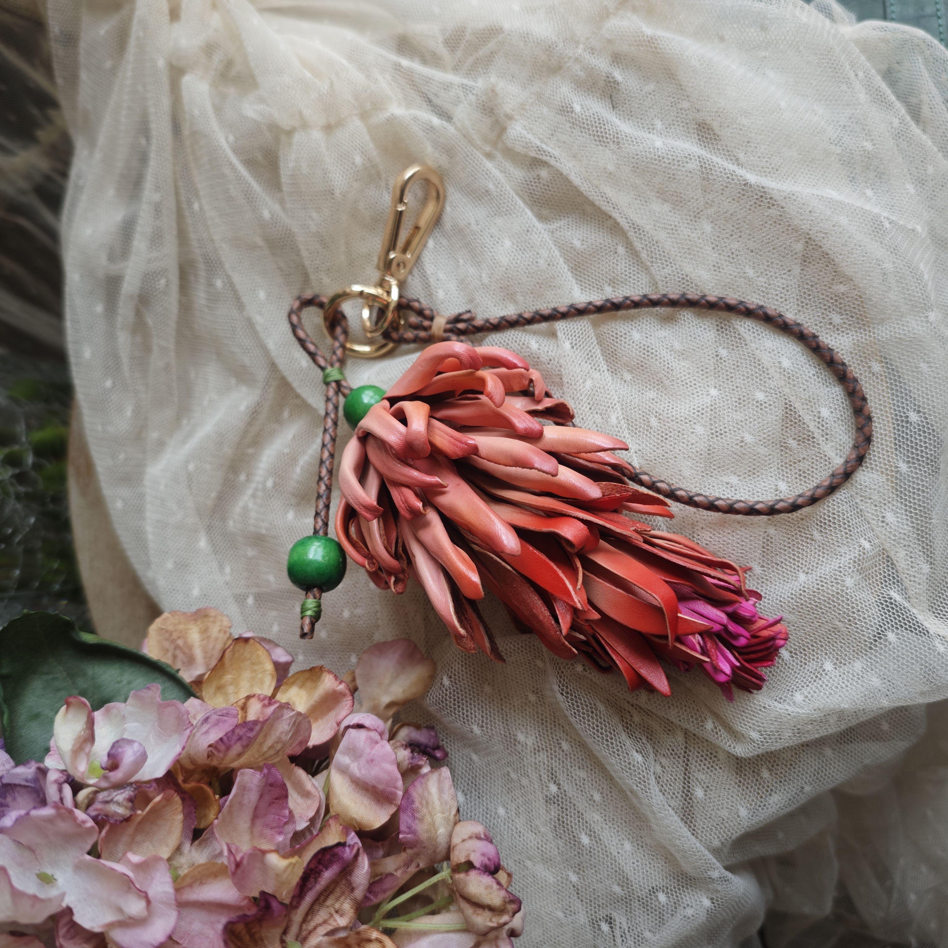 

Ручна робота 3D Брелок у вигляді квітки протеї та підвіска для намиста - Шкіра рослинного дублення повного зерна з ремісничим фарбуванням червоний