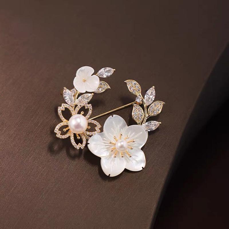 Women Girls Flower Wreath Pearl Crystal Brooches Vintage Fashion Shell Elegant Badges Jewelry Lady Wedding Banquet Pins Brooch