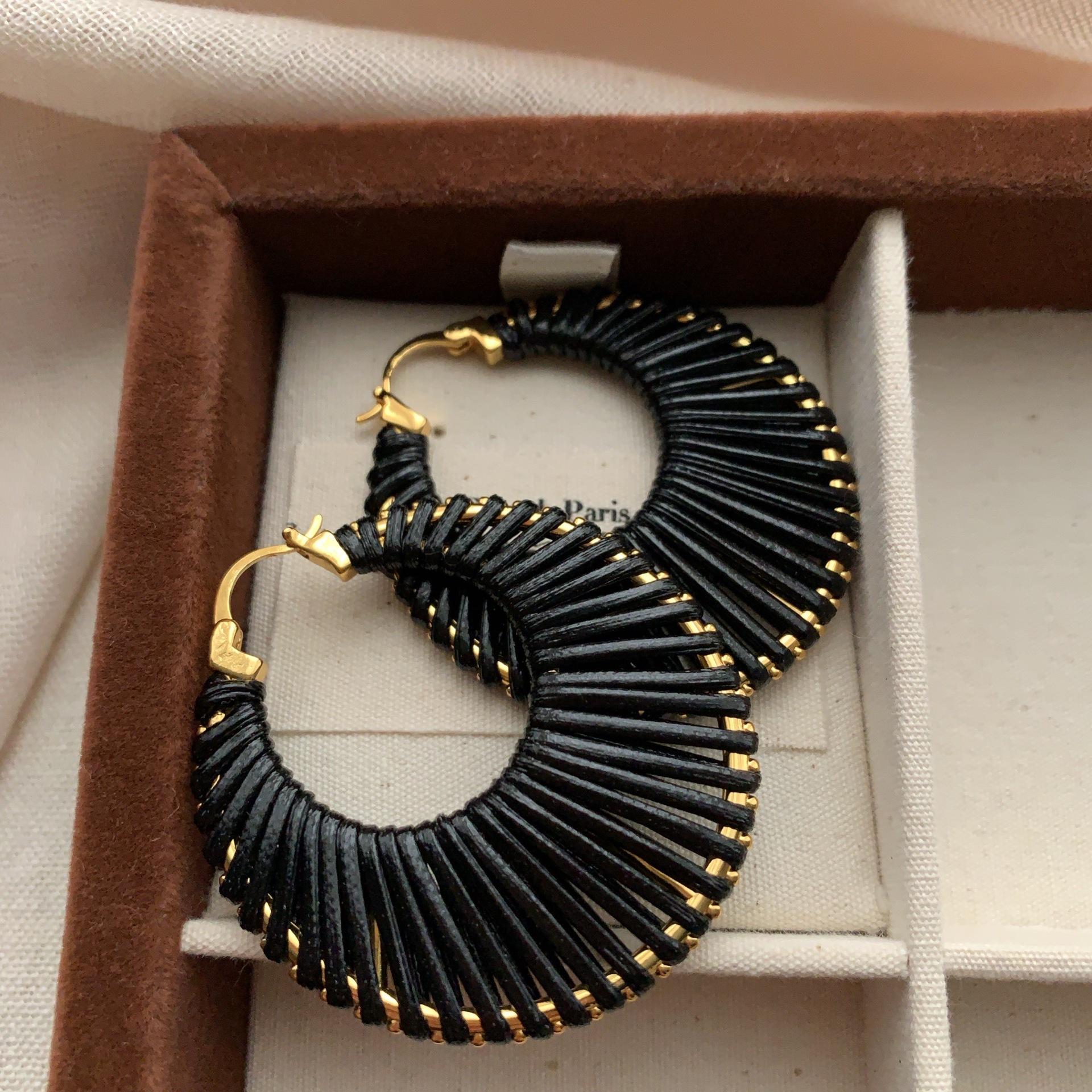 

Большие кольца радиально плетеные серьги серьги веревочное плетение легкая роскошь мода привлекающие внимание высокая эстетика индивидуальность уникальное искусство