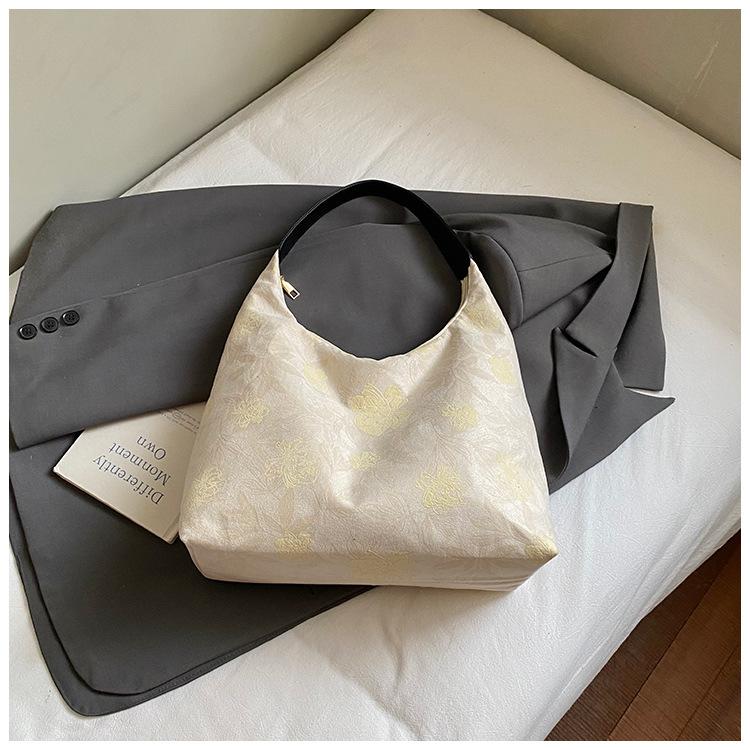 

Stylish large-capacity bag women s 2025 autumn trend leopard print portable travel bag commuter messenger tote bag