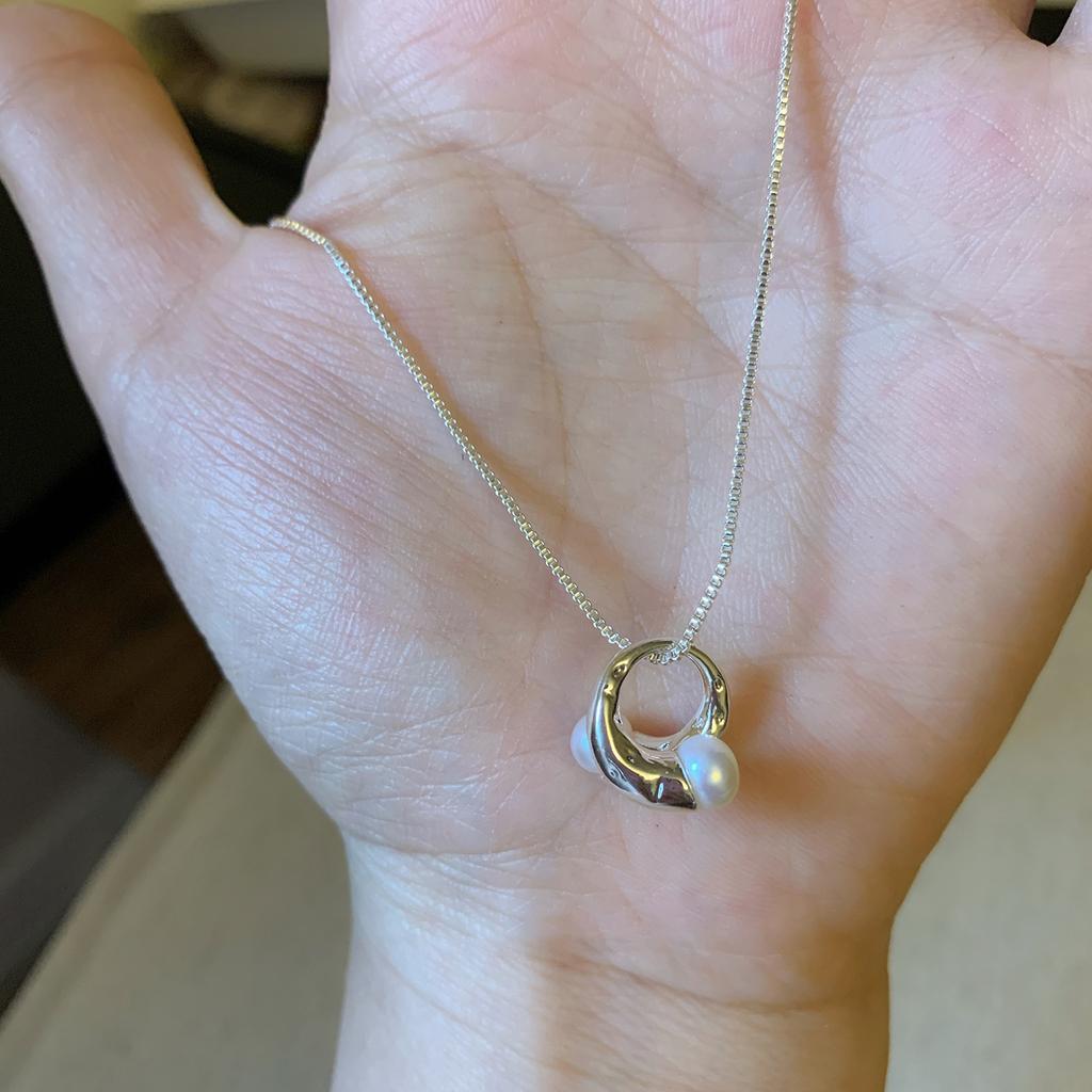 Hollow pearl pendant necklace simple temperament collarbone chain versatile high-end fashion jewelry