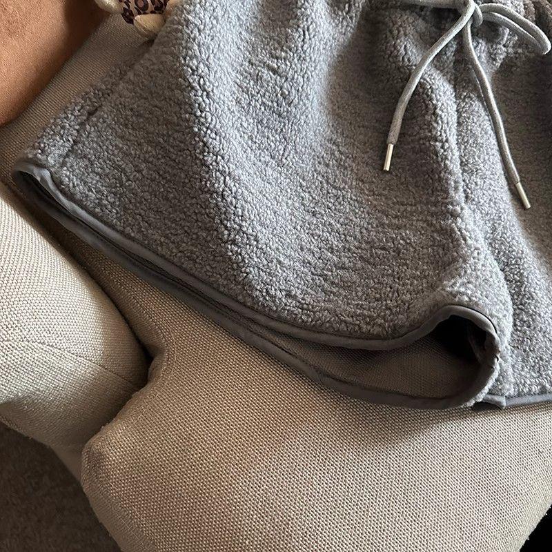 Plüsch-Shorts mit hoher Taille und weitem Bein für Damen Winter 2025