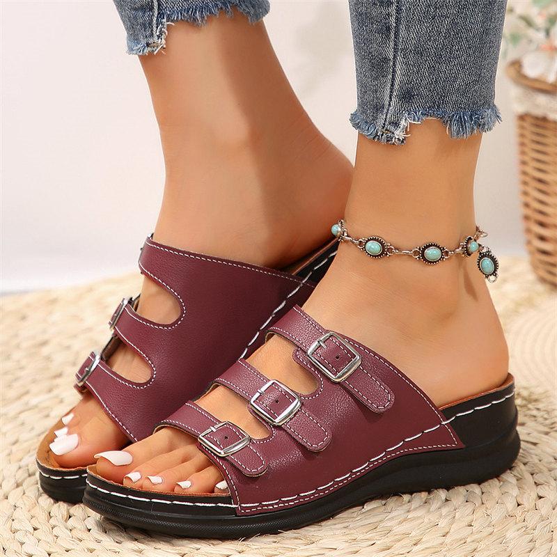 Модные женские легкие тапочки на танкетке — фото 7