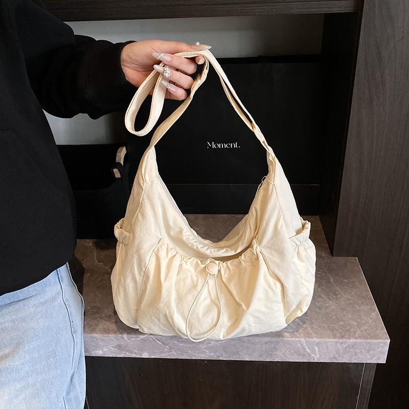 Drawstring large-capacity nylon shoulder bag new casual girl commuter bag versatile and lightweight student messenger bag